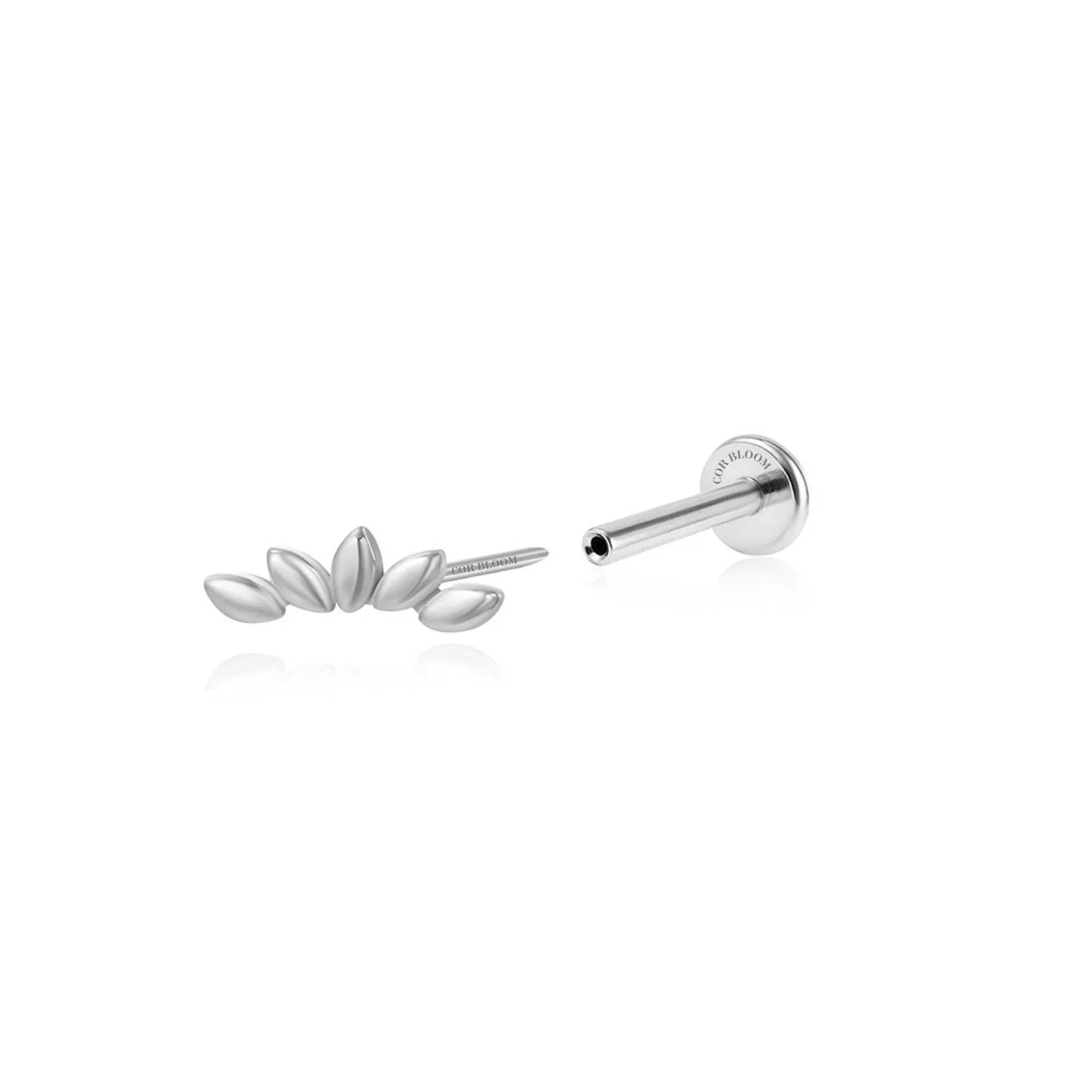 Stud per Piercing Piatto a Curva con Cinque Petali in Titanio