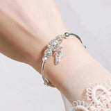 Bracciale regolabile con ciondoli a tre foglie in argento