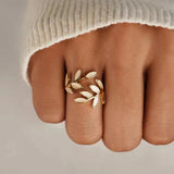 Pure - Anello Foglia in Opale Bianco Elegante