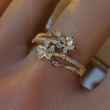 Anello d'Oro con Fiore Elegante e Luminoso