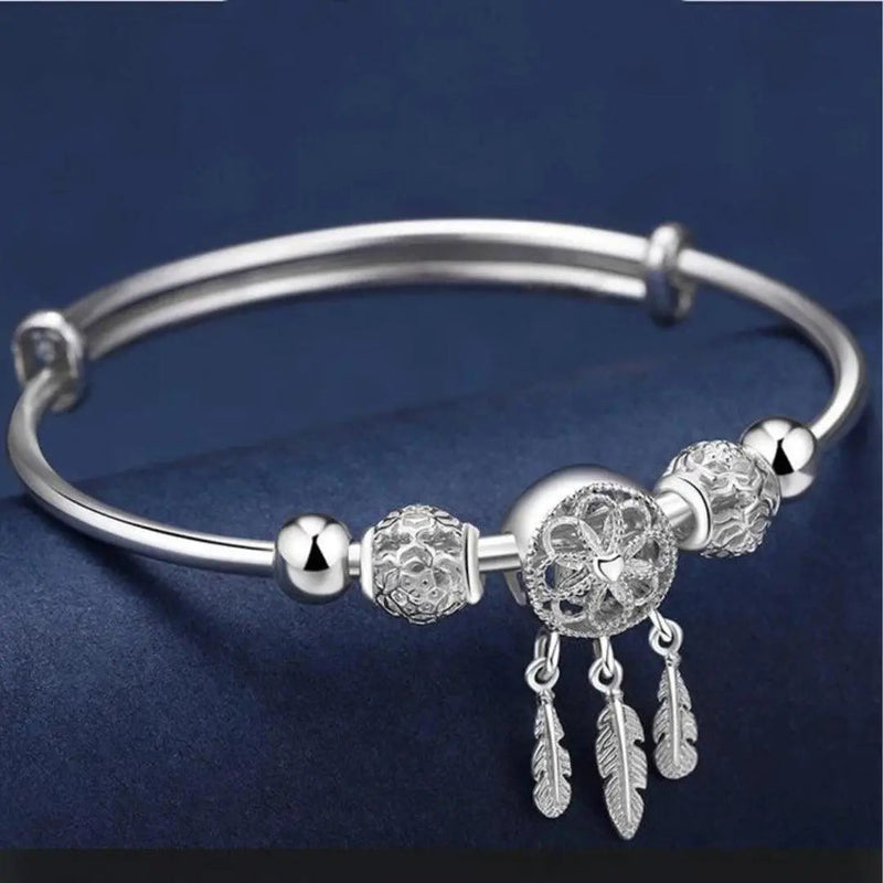Bracciale regolabile con ciondoli a tre foglie in argento