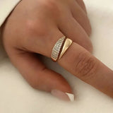 Anello Elegante in Oro con Pietre Scintillanti