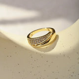 Anello Elegante in Oro con Pietre Scintillanti