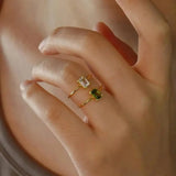 Anello d'Oro Delicato Regolabile con Gemma Colorata