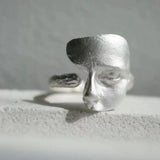 Anello Regolabile con Faccia Astratta in Argento