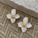 Orecchini Eleganti in Smalto Bianco a Forma di Fiore