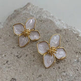 Orecchini Eleganti in Smalto Bianco a Forma di Fiore