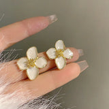 Orecchini Eleganti in Smalto Bianco a Forma di Fiore