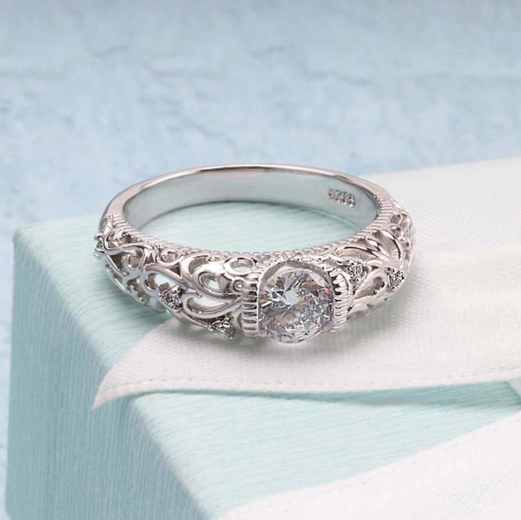 Anello Elegante in Argento e Zirconia
