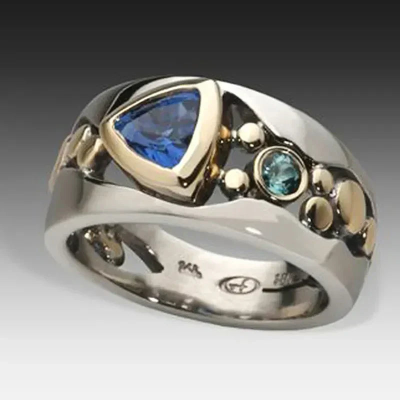 Anello Antico con Gemma di Ghiaccio