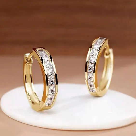 Orecchini a cerchio in oro e cristallo chic