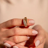 Anello Elegante in Oro con Pietre Scintillanti